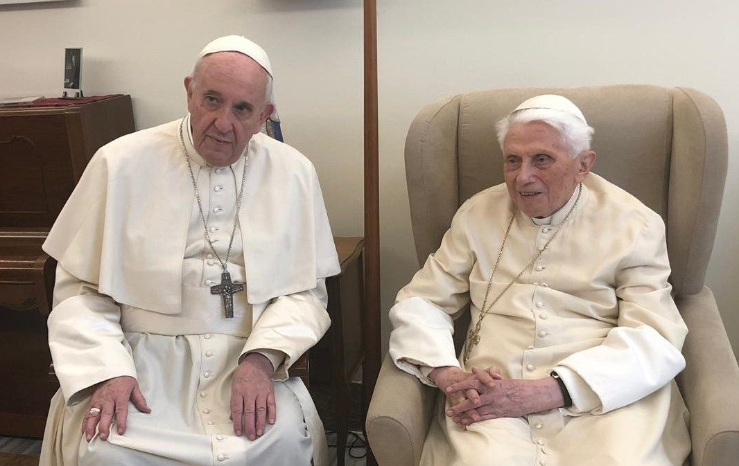 "Гражданская война" в Ватикане после смерти папы Бенедикта XVI