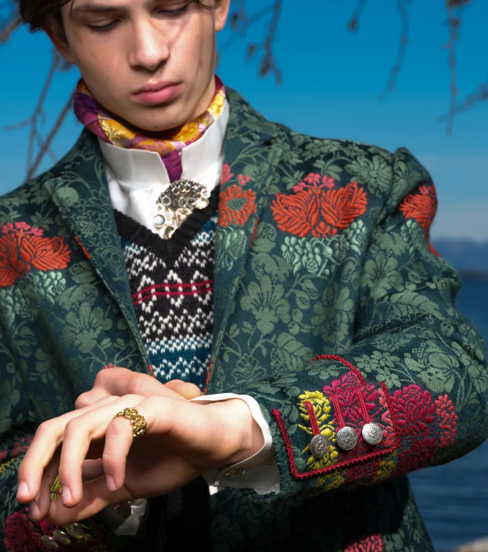 Как заново изобретенная небинарная национальная одежда завоевывает популярность у нового поколения.