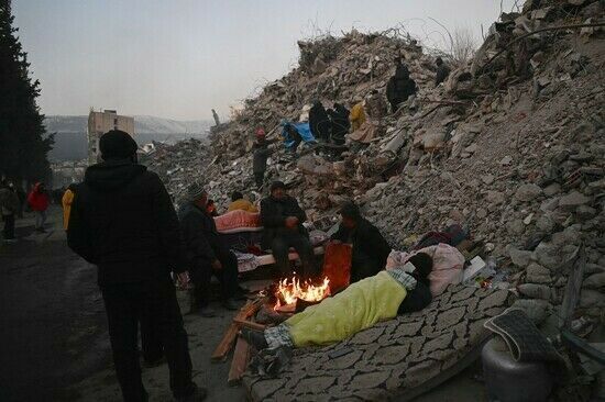 По последним официальным данным, землетрясение в Турции и Сирии унесло жизни более 30 000 человек.