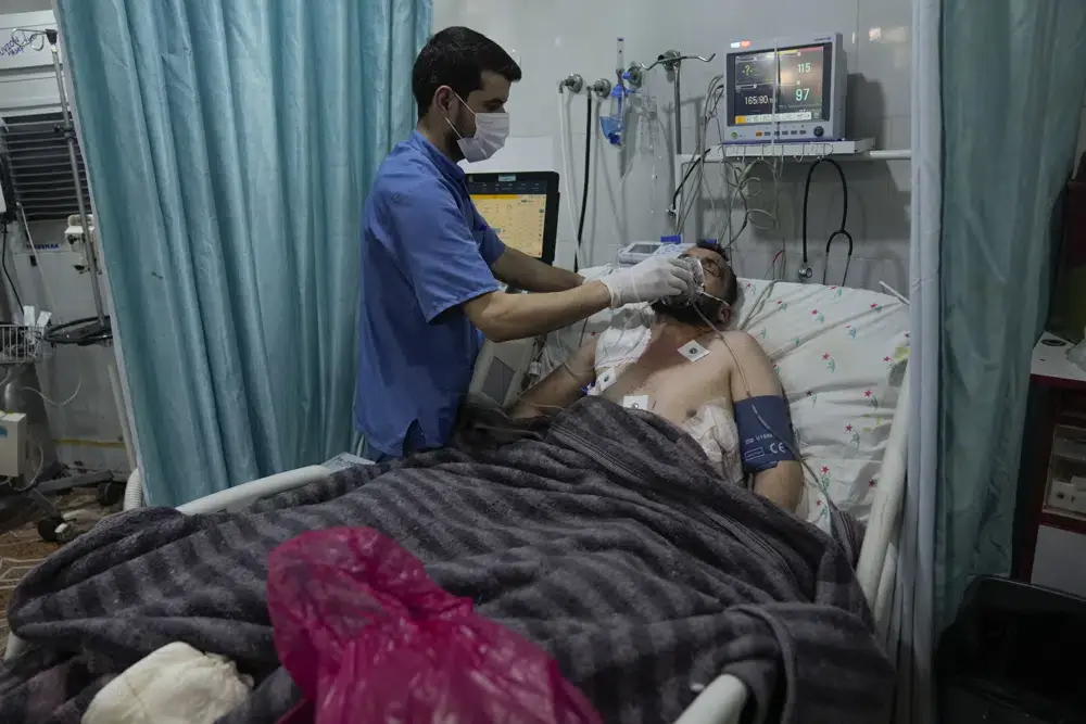 После землетрясения пострадавшие от войны сирийцы пытаются получить помощь и восстановиться