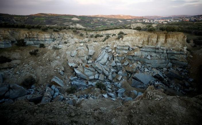 На кадрах, снятых беспилотником при землетрясении в Турции, видны трещины, прорезающие землю