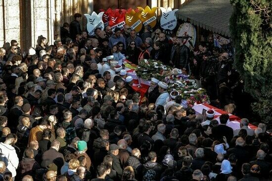 По последним официальным данным, землетрясение в Турции и Сирии унесло жизни более 30 000 человек.