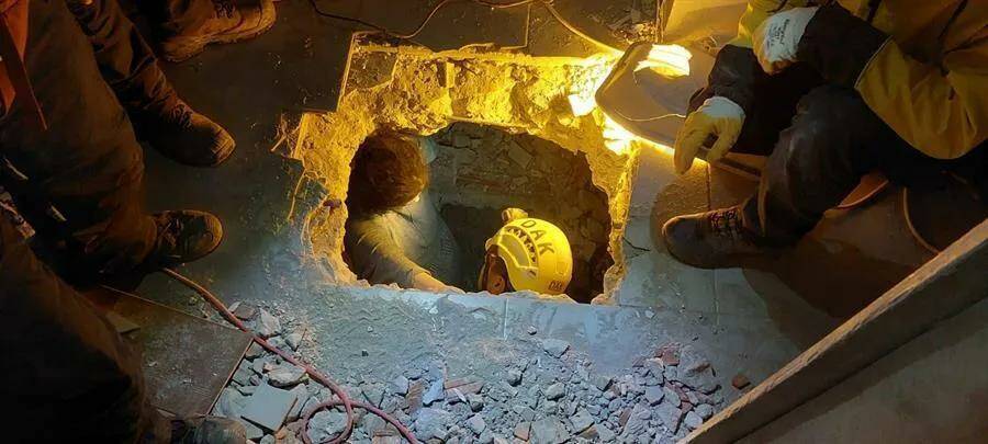 Спасатели радуются, что все больше выживших после землетрясения выходят из-под завалов