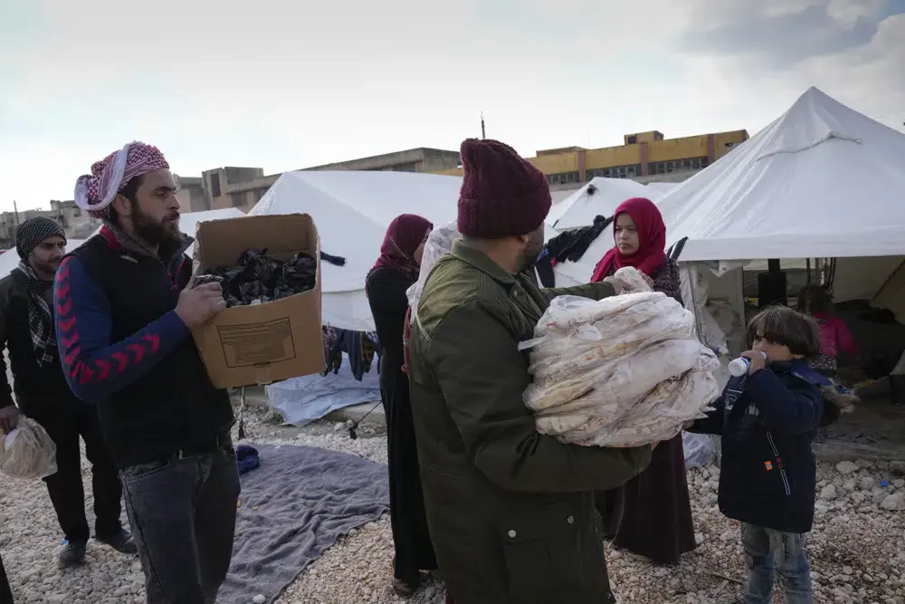 После землетрясения пострадавшие от войны сирийцы пытаются получить помощь и восстановиться