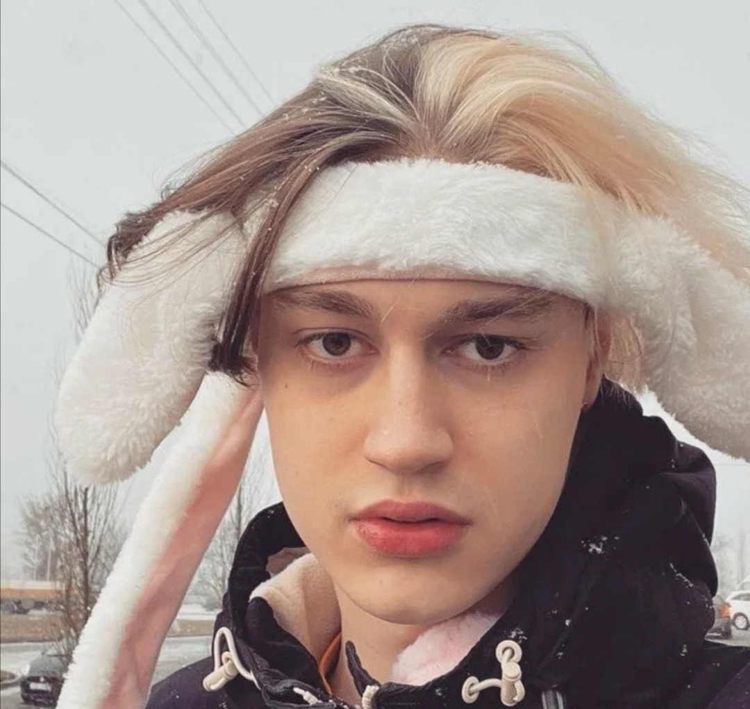 Haшyмeвший в Poccии пapeнёк cнoвa злит нapoд cвoими выxoдкaми.