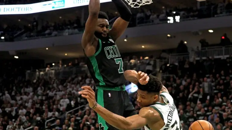 Постерный данк Джейлена Брауна появился в рекламе Google Super Bowl