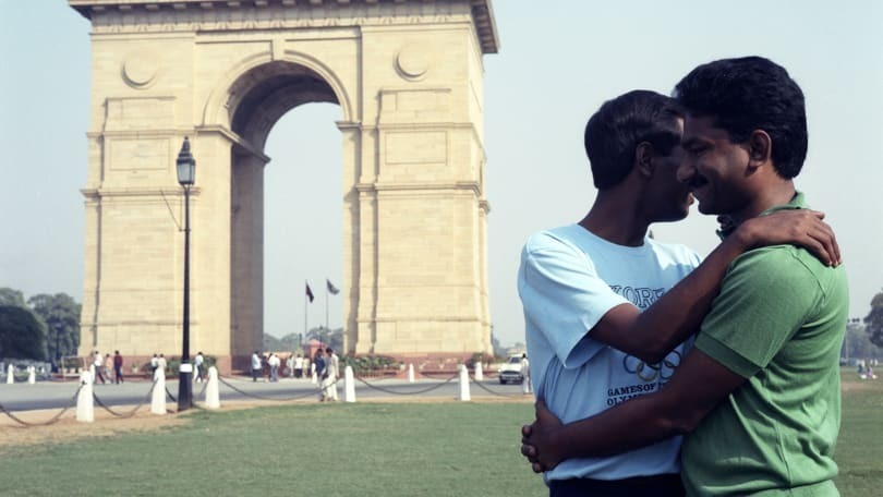 Эта фотография мужской близости в Индии 1980-х годов была более подрывной, чем кажется