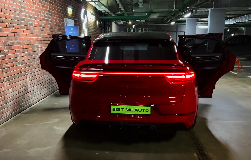 Porsche Cayenne Coupé 2023 года — это спортивный автомобиль в кузове внедорожника.