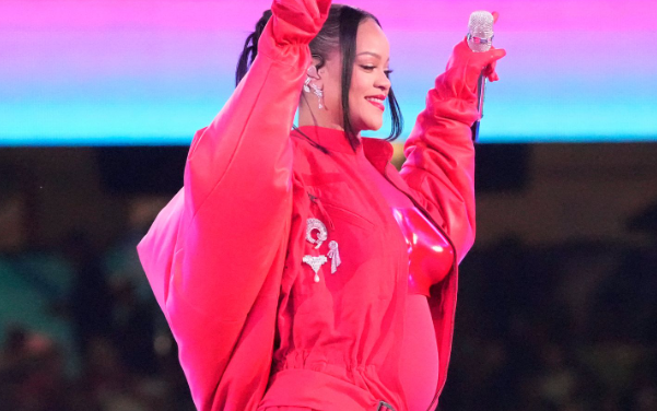 Рианна раскрывает свою беременность, демонстрируя живот во время перерыва на классическом Суперкубке.