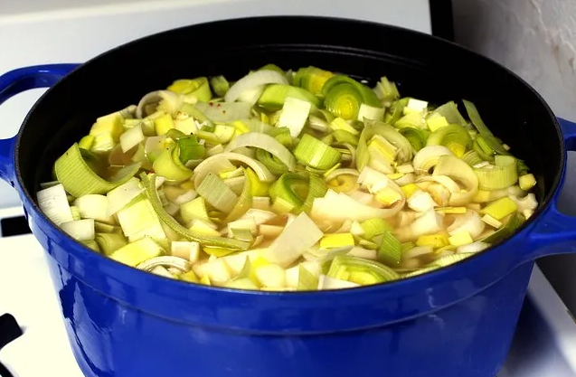 Суп из говядины, лука-порея и перловки