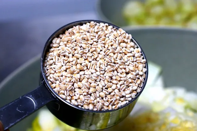 Суп из говядины, лука-порея и перловки