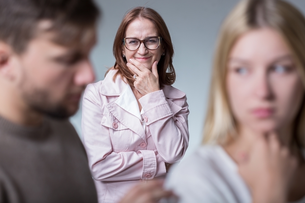 Что делать невестке, которую ненавидит свекровь и настраивает сына против нее?