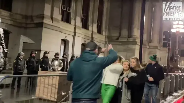 Фанаты «Иглз» скандируют «f— the Chiefs» и карабкаются на столбы после поражения команды в Суперкубке LVII.