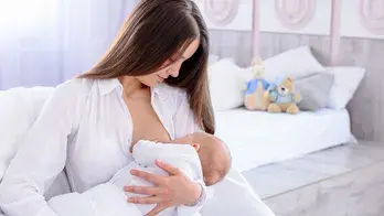 Мать, которой удалили грудь, разделяет «разрушительное» чувство вины за то, что не может кормить грудью своего сына.