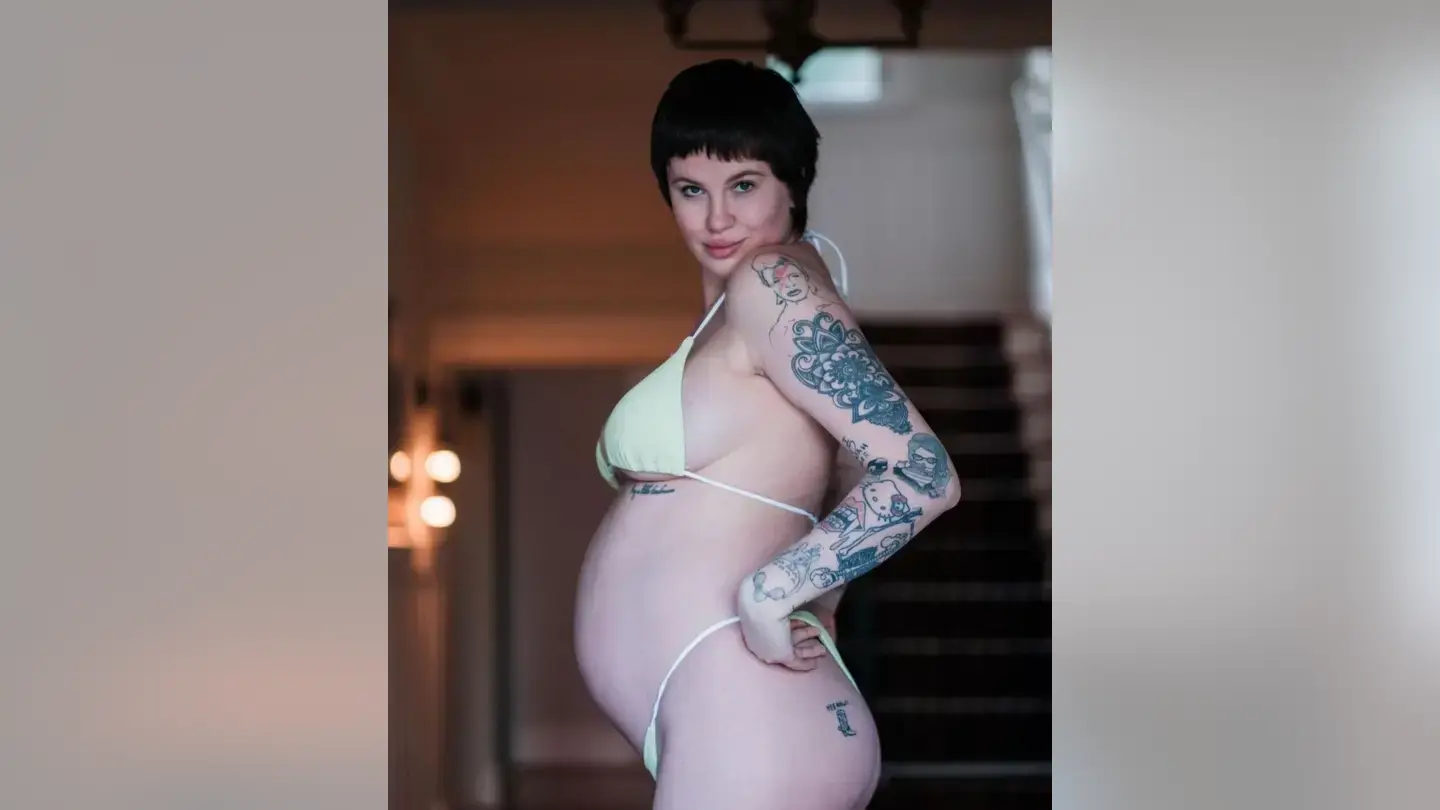 Дочь Алека Болдуина Айрленд продемонстрировала свой животик в откровенном бикини.