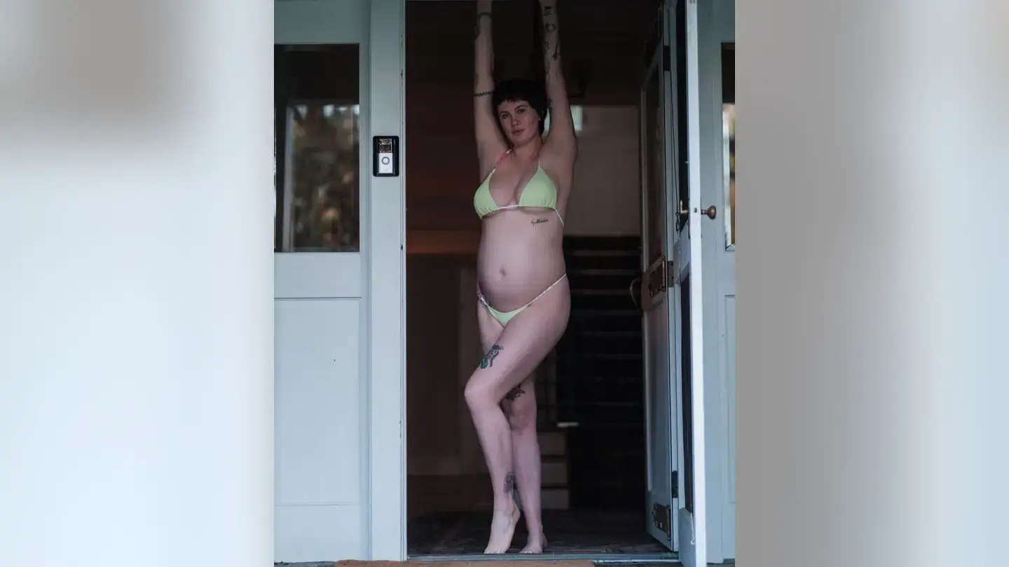 Дочь Алека Болдуина Айрленд продемонстрировала свой животик в откровенном бикини.