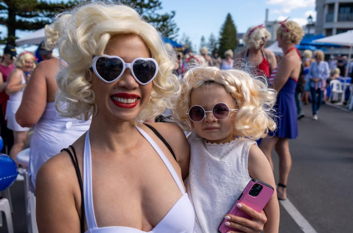 Двойники Мерилин Монро собирают средства для борьбы с раком