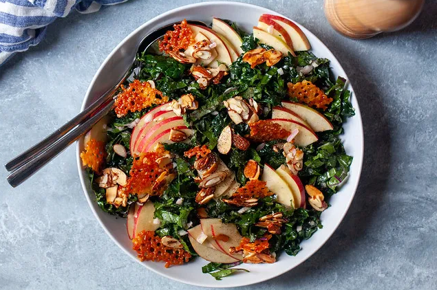 Хрустящий салат из яблок и чеддера