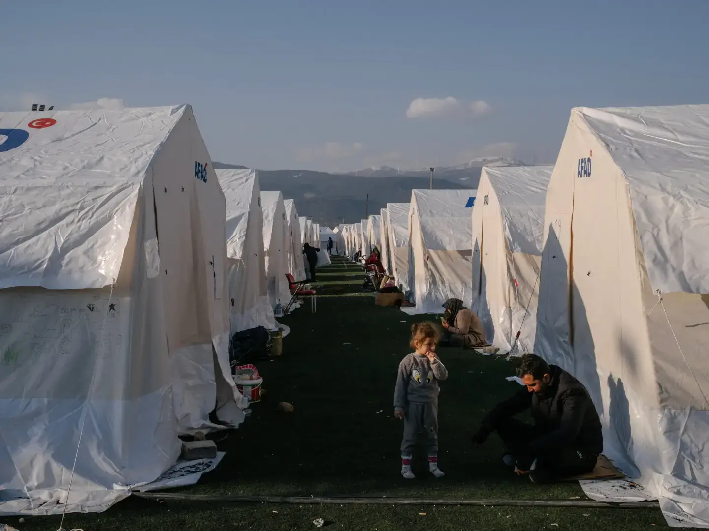 Эрдоган клянется восстановить, поскольку Турция изо всех сил пытается укрыть выживших.