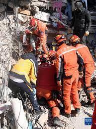Китайские спасатели продолжают неустанно работать в надежде найти выживших