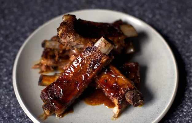 Сладкие и копченые ребрышки в духовке