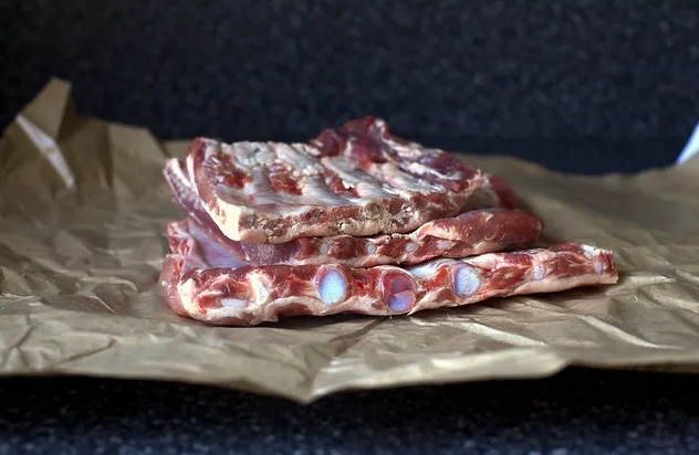 Сладкие и копченые ребрышки в духовке