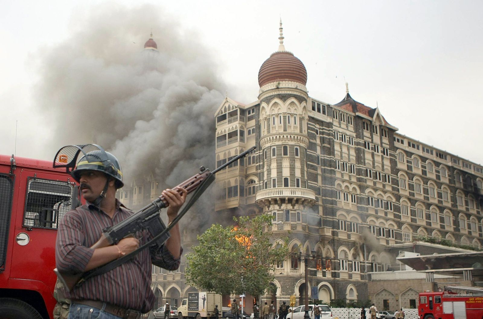 Нападение на отели. Мумбаи 2008 Тадж Махал теракт. Отель Мумбаи теракт 2008. Индия 2008 теракт отель Мумбаи. Отель Тадж Махал в Мумбаи теракт 2008.