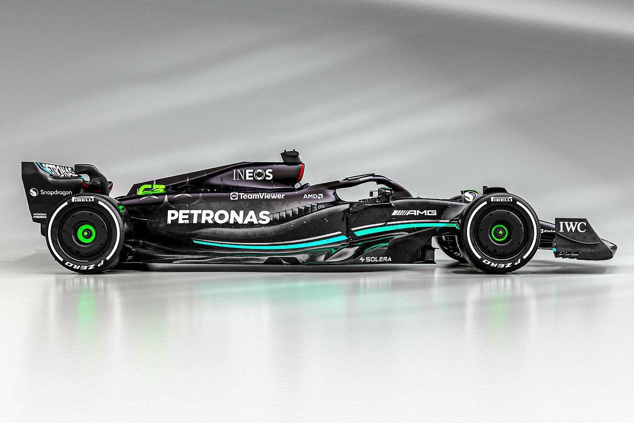 Mercedes делает ставку на черное в битве на чемпионате мира