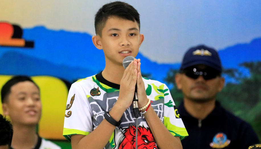 Капитан футбольной команды мальчиков, спасенный из тайской пещеры в 2018 году, скончался в Великобритании.