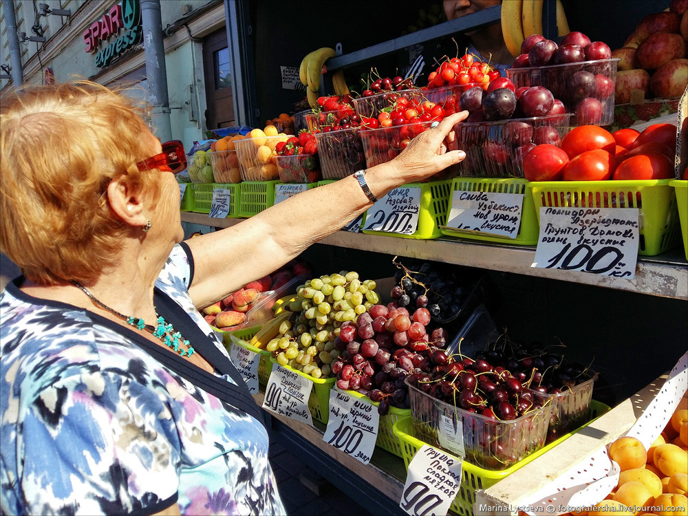 Фермерам собираются разрешить торговать у входов в торговые центры в Петербурге