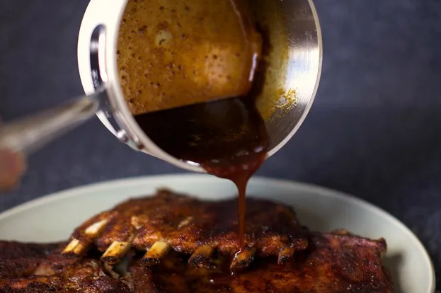 Сладкие и копченые ребрышки в духовке