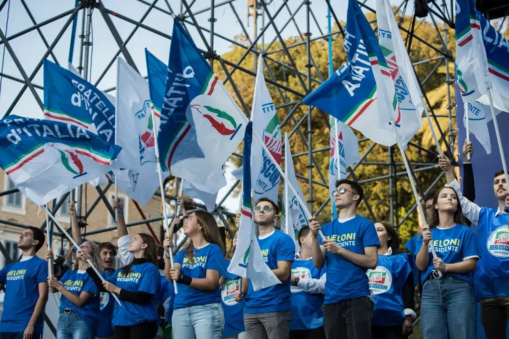 Лидер крайне правых Италии раздражает Европу, играя в основном хорошо