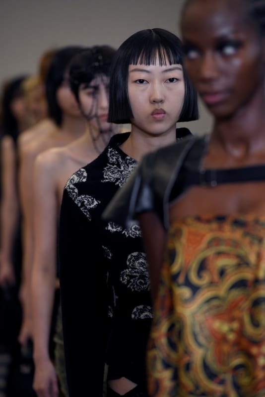 На Неделе моды в Нью-Йорке новые коллекции представляли собой сочетание практичности и причудливости.