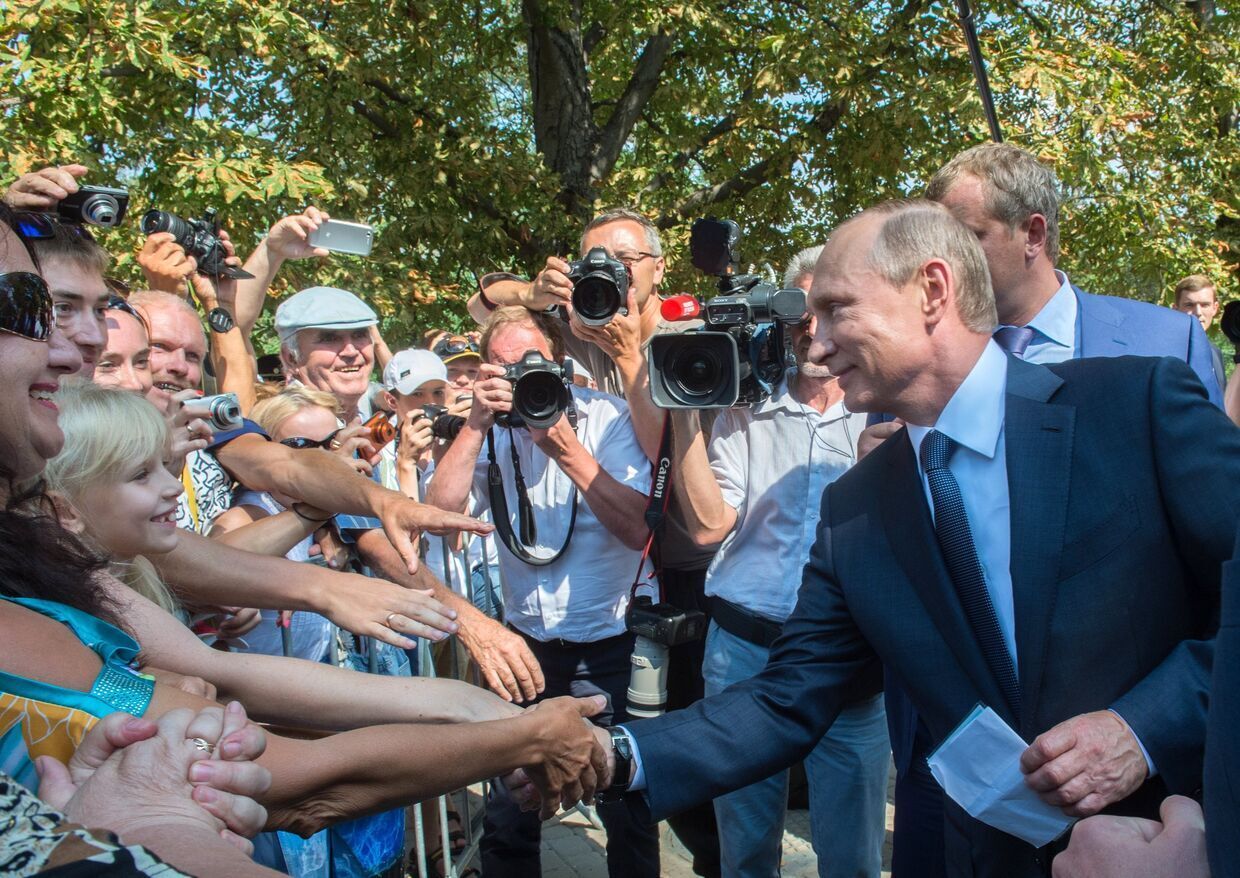 Интересно, ходит ли Путин "в народ"?