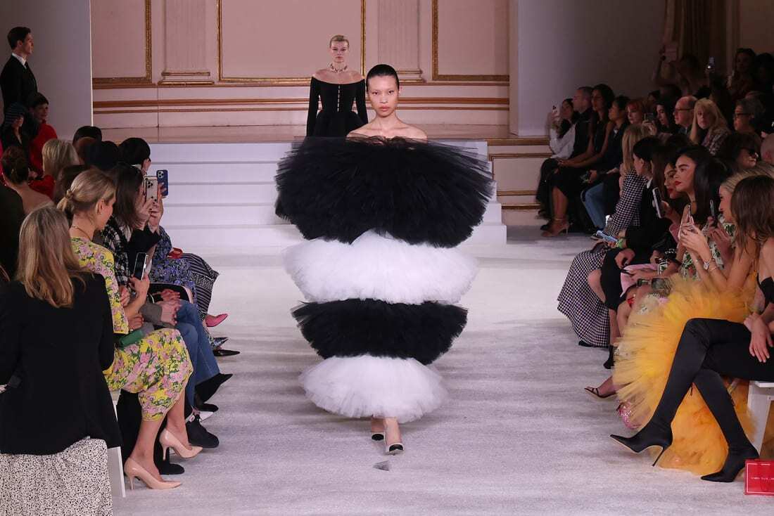 На Неделе моды в Нью-Йорке новые коллекции представляли собой сочетание практичности и причудливости.