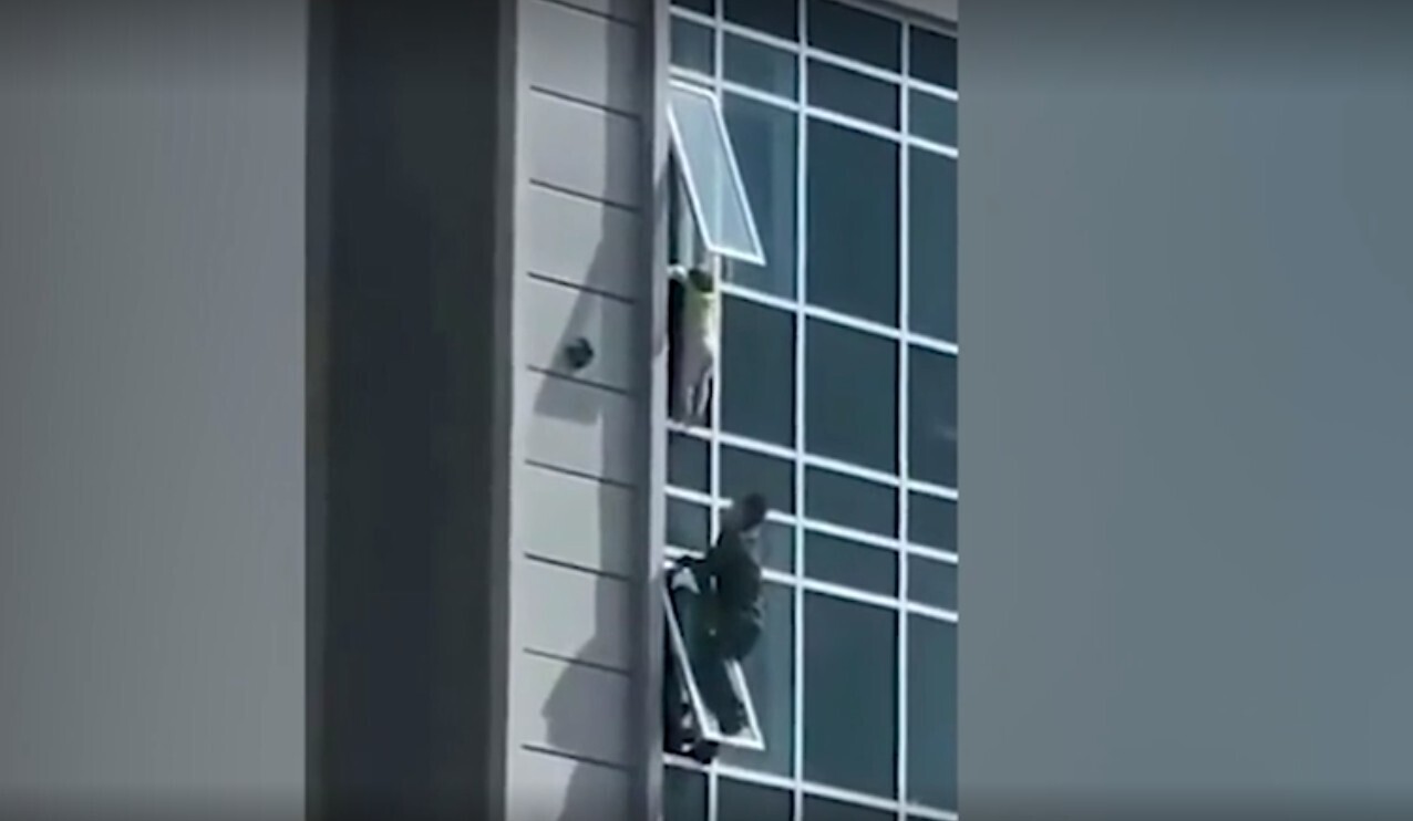 Герой спас ребенка, свисающего с окна восьмого этажа