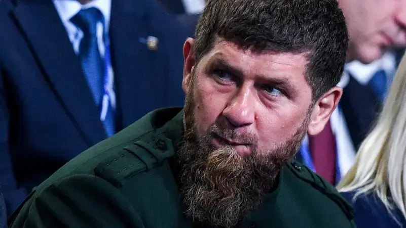 Кадыров машет пистолетом Гитлера: я дам его Зеленскому, чтобы он покончил с собой!