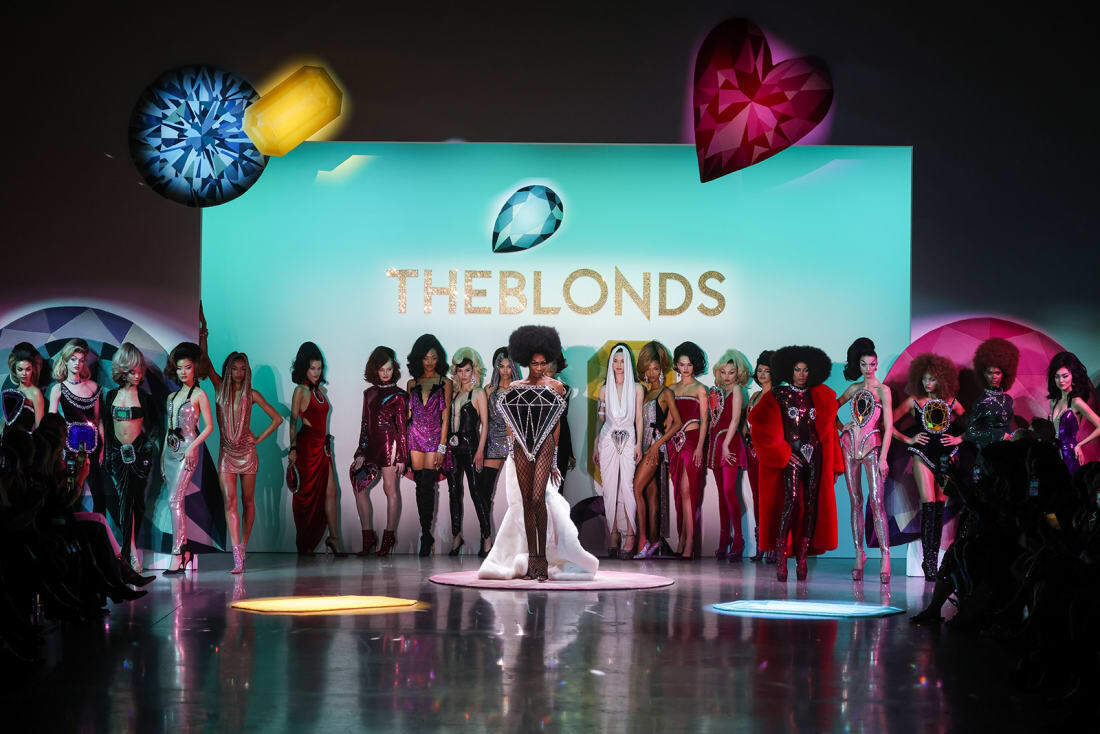 На Неделе моды в Нью-Йорке новые коллекции представляли собой сочетание практичности и причудливости.