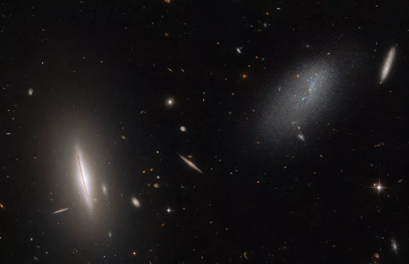 Космический телескоп Хаббл наблюдает странную пару галактик вблизи Большой Медведицы.