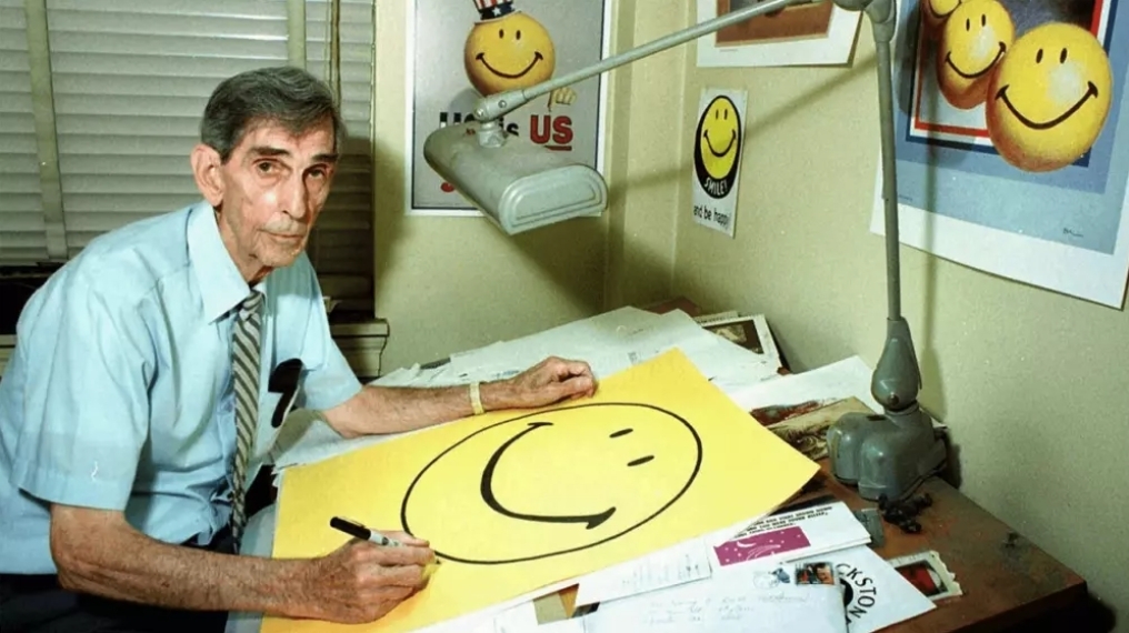 Восхождение жёлтого смайлика с двумя точками и дугой