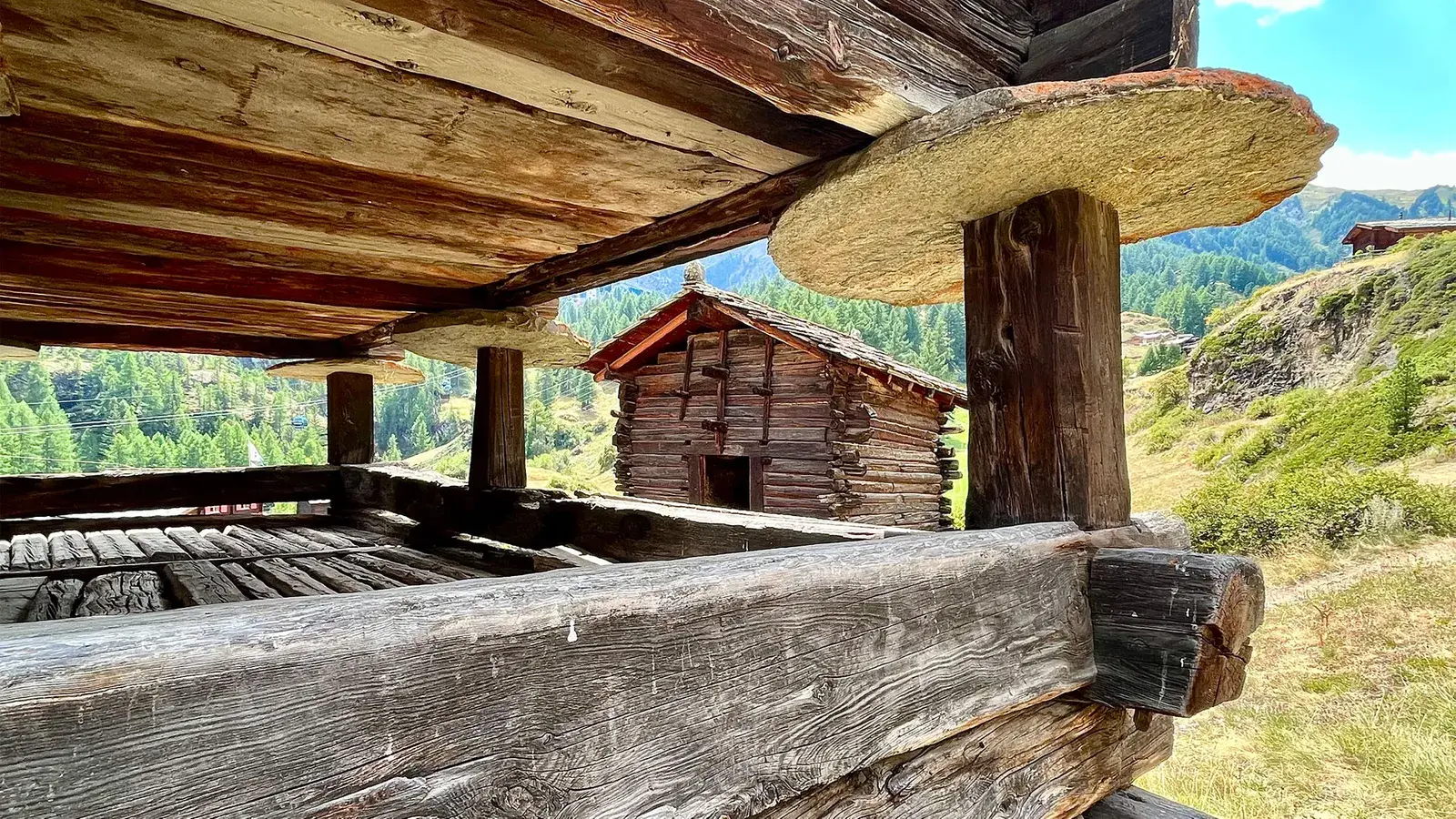 Гениально спроектированные сараи на сваях содержали целые общины в Швейцарских Альпах