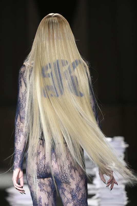 На Неделе моды в Нью-Йорке новые коллекции представляли собой сочетание практичности и причудливости.