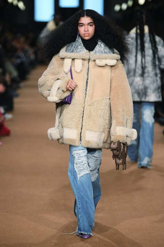 На Неделе моды в Нью-Йорке новые коллекции представляли собой сочетание практичности и причудливости.