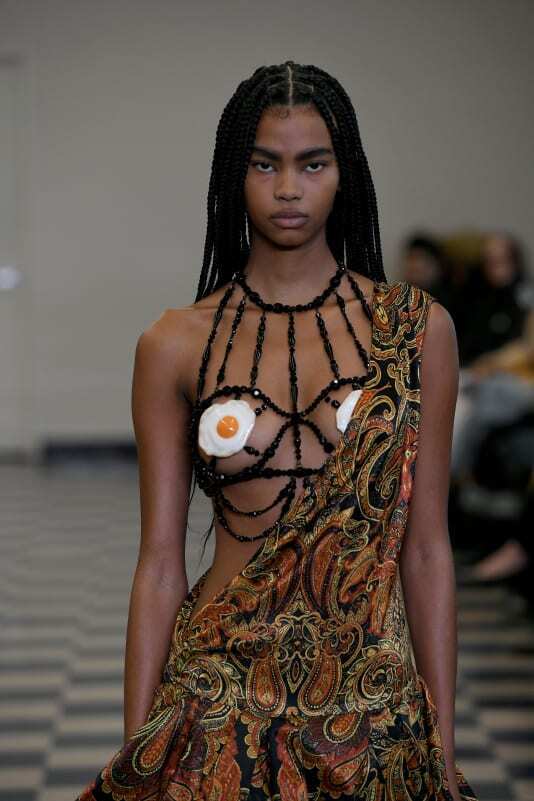 На Неделе моды в Нью-Йорке новые коллекции представляли собой сочетание практичности и причудливости.