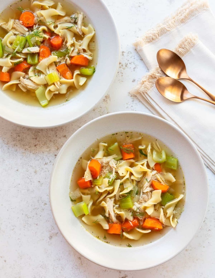 Легкий куриный суп-вертел с лапшой (яичная лапша)