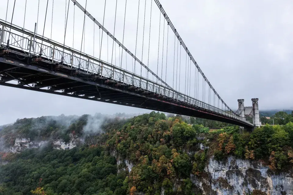 Две молодые женщины покончили с собой, бросившись с моста.