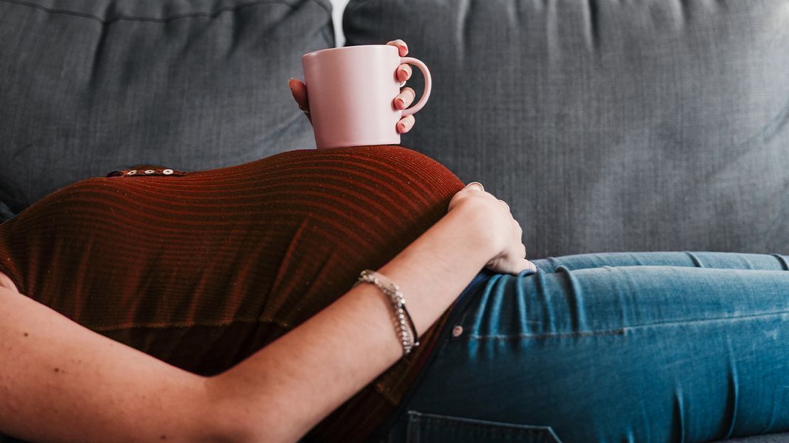 Регулярное потребление низкого уровня кофеина во время беременности приводит к появлению детей немного меньшего роста