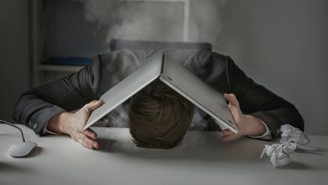 Трудиться не покладая рук? Причины и симптомы профессионального выгорания