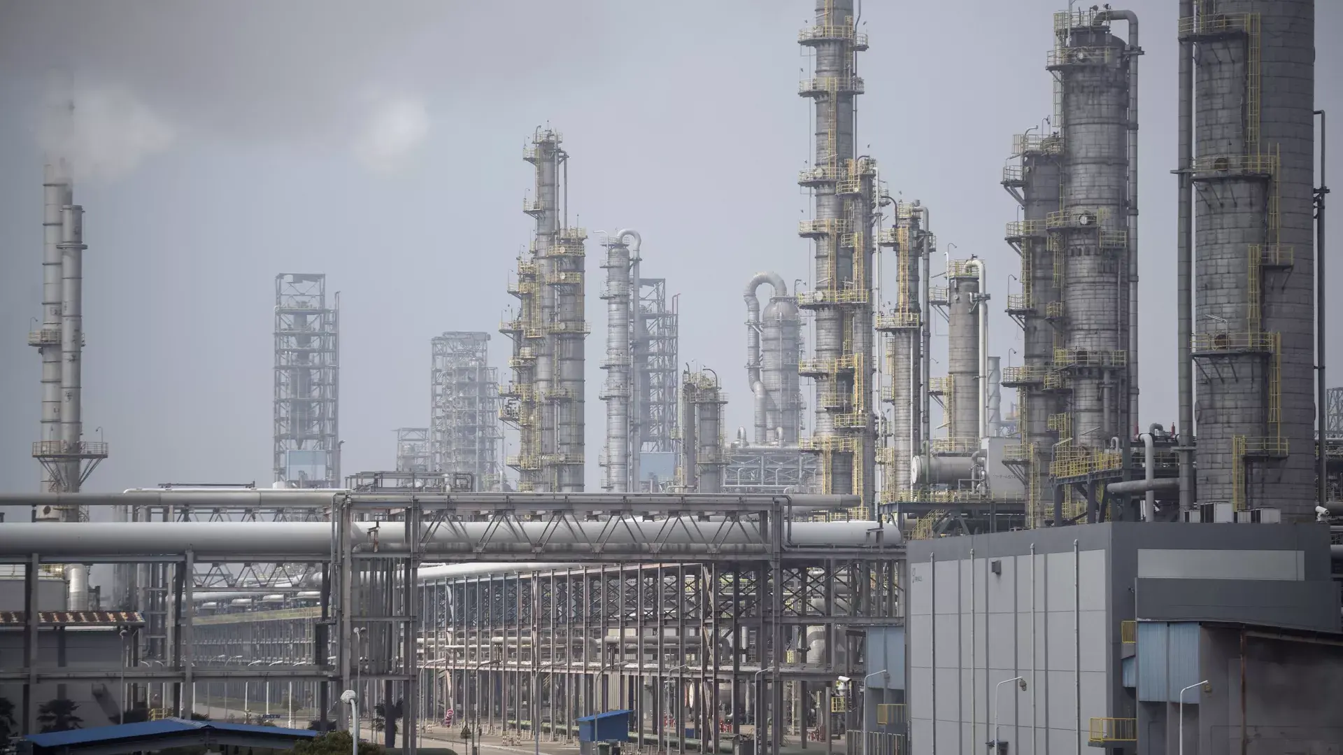 Китай стал крупнейшей в мире нефтеперерабатывающей страной