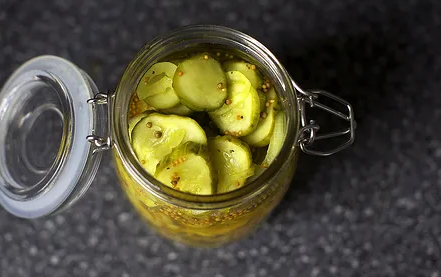 Масло соленья и хлеб